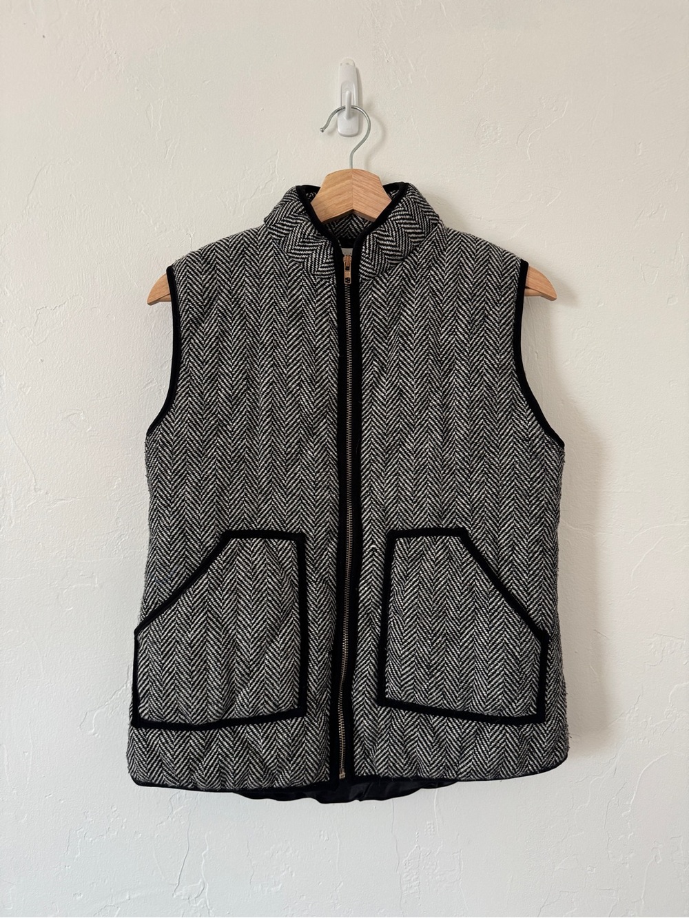 Herringbone Zip-Front Quilted Vest - Black & White